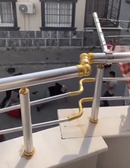 Ayrılmak isteyen eşini sokakta bıçakla rehin aldı, kadını vatandaş tek hamleyle kurtardı